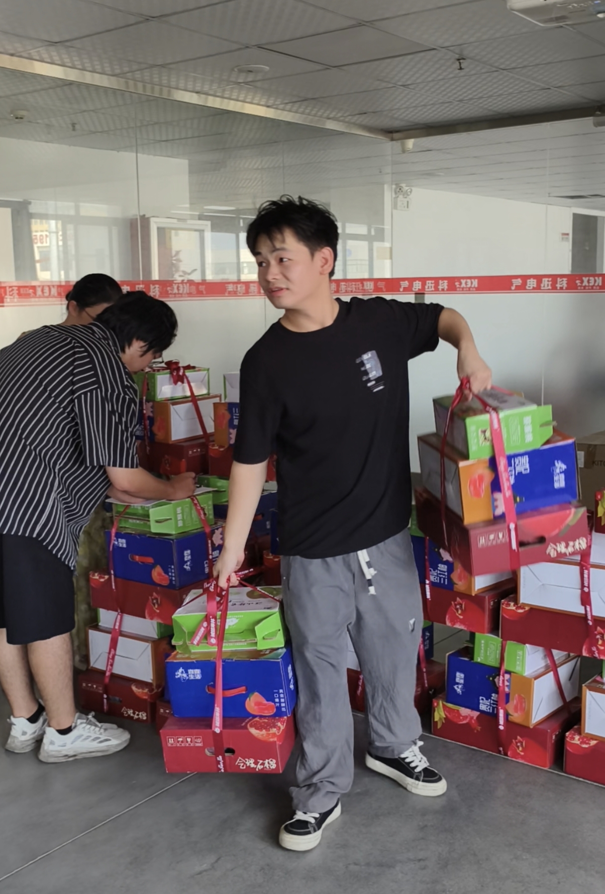 மத்திய இலையுதிர் கால விழாவையொட்டி, Kexun Electric ஒவ்வொரு பணியாளருக்கும் நேர்த்தியான பரிசுப் பெட்டிகளைத் தயாரித்துள்ளது.